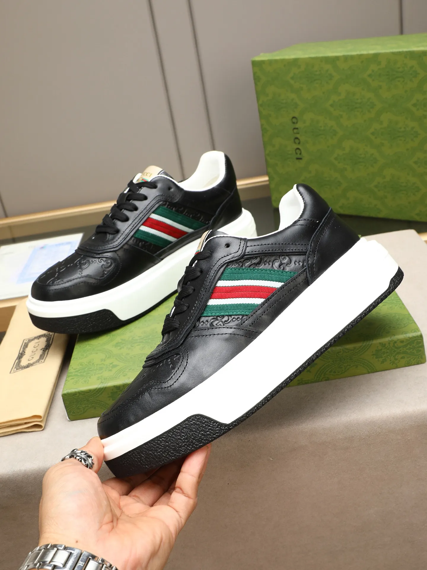 Men's shoes 💰480 New men's shoes GUCCI Fashion trend Made of first-layer calfskin ➕ washed sheep lining! The foot feels super comfortable and the workmanship is impeccable. Foam ultra-light outsole, size: 38-44 (45 customized) 3 colors to choose from!